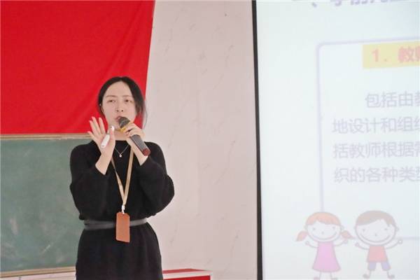 决赛中,吴洁,陈欣,周亮等教师各展教学风采,做了充分的赛前准备,围绕
