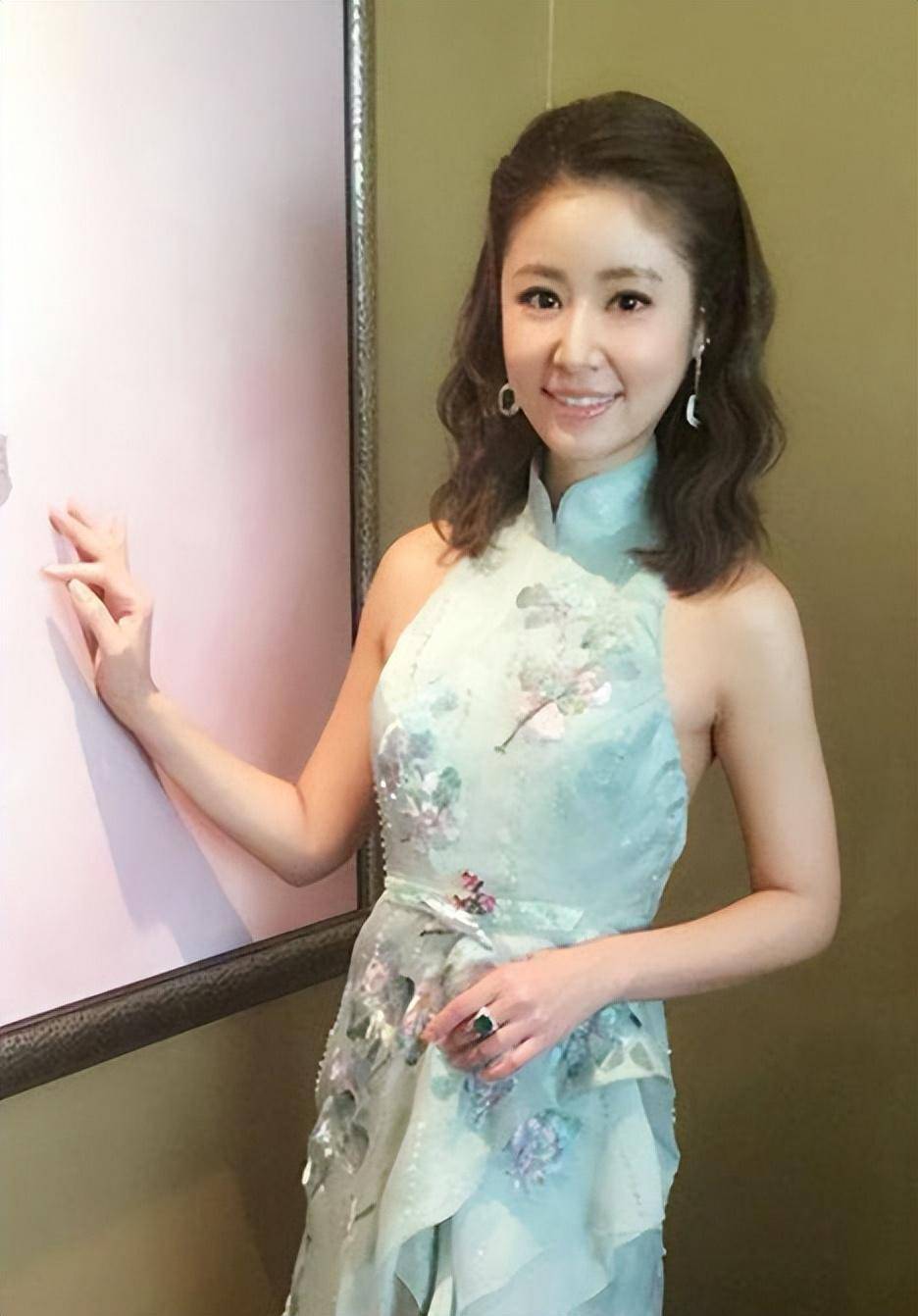 本以为林心如穿旗袍都够惊艳了,看到穿旗袍的杨澜,才知差别多大_刺绣