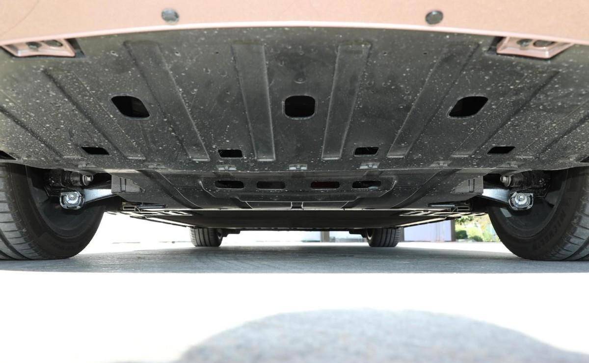 底盘的前悬架形式采用了麦弗逊式,而后悬架的形式为多连杆的独立悬挂