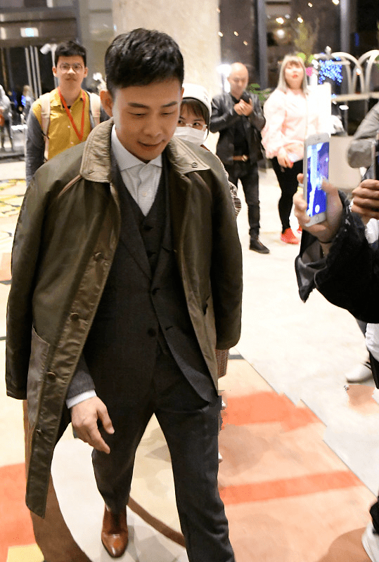 张译母子一个版本,妈妈长相质朴如农家村妇,但穿西装难掩气质美_母亲