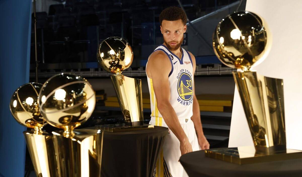 看一下库里每次季后赛的表现_金州勇士队_总决赛_命中率