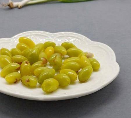 用拔毛夹子拔羊蹄上的细毛拔干净.羊蹄下油锅翻炒至微黄,加大料少许.