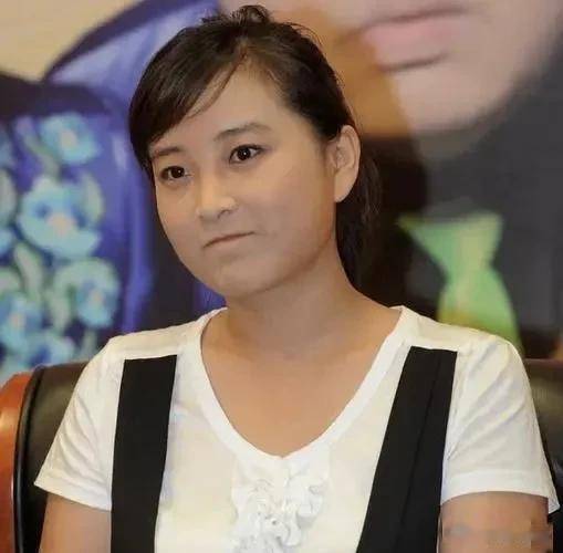 曝40岁贾玲暴瘦近50斤,下颚线明显,大肚腩消失不见细腰肥臀_漂亮_网友