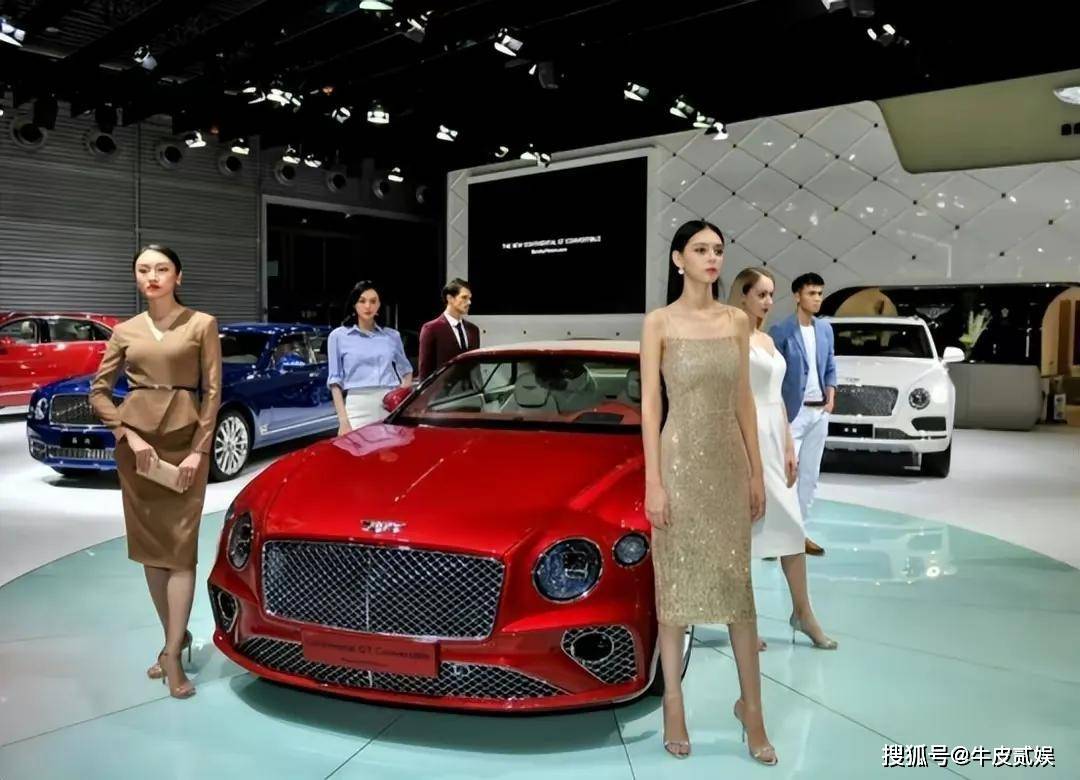 上海车展又出新鲜事,宾利女销售疑似不穿内裤,下蹲给顾客介绍_搜狐