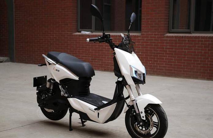 雅迪推出电动版"奔驰",gtr二代电机配松下锂电池,续航超100km_搜狐