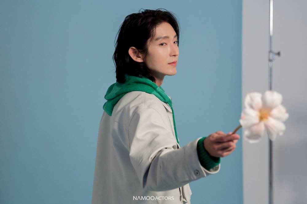 李准基近况曝光,绝美长发新造型掀热议!