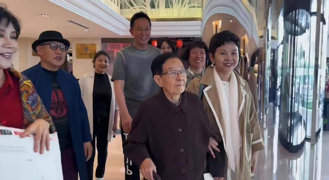 著名作曲家谷建芬88岁生日,学生董文华,苏红,李杰等参加生日宴_事情