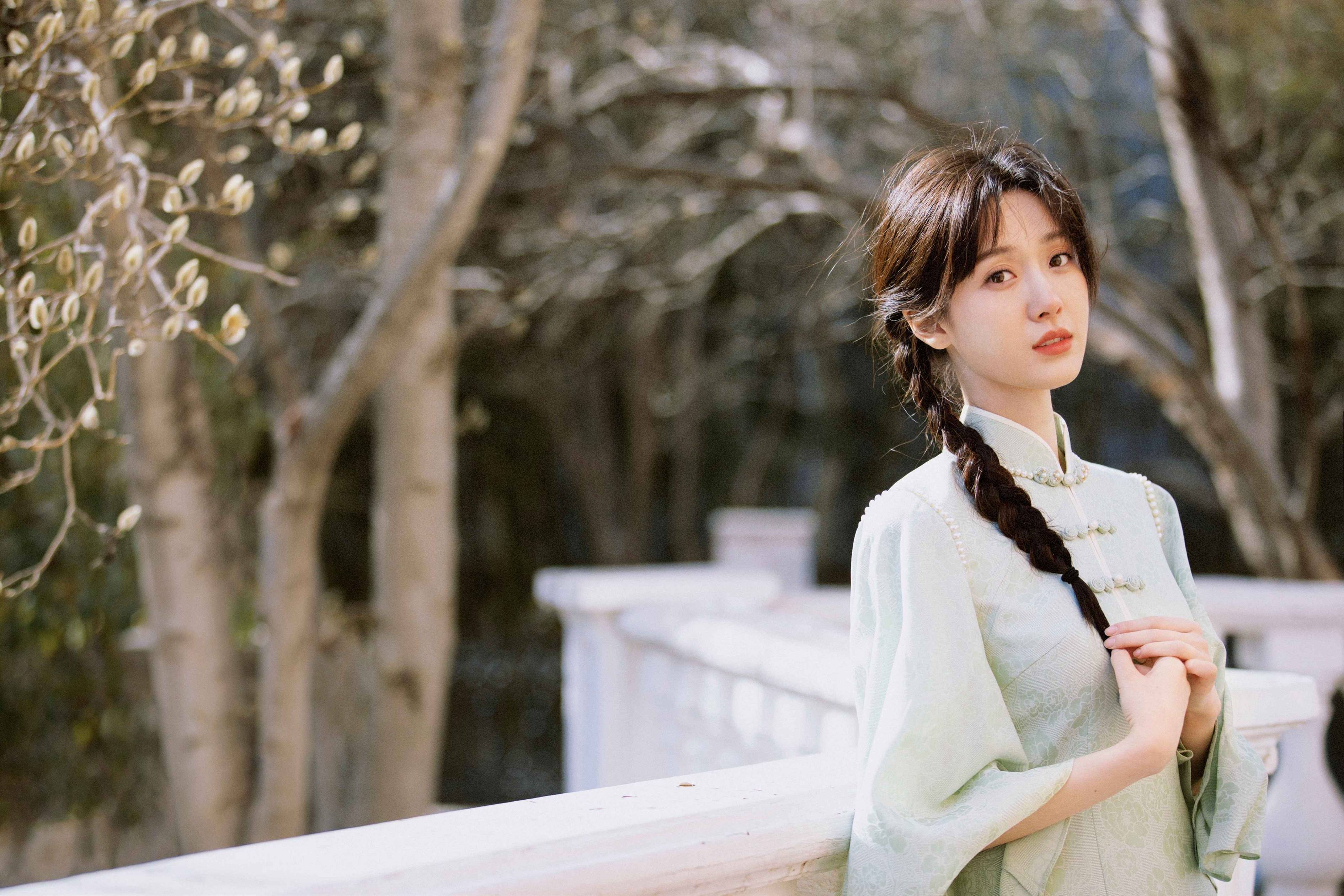 王子璇麻花辫旗袍青春风写真_网友_眼睛_五官
