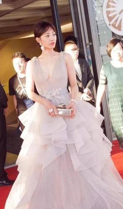 白百何穿白色薄纱透视连衣裙,大秀性感身材_电影_票房_黄小仙