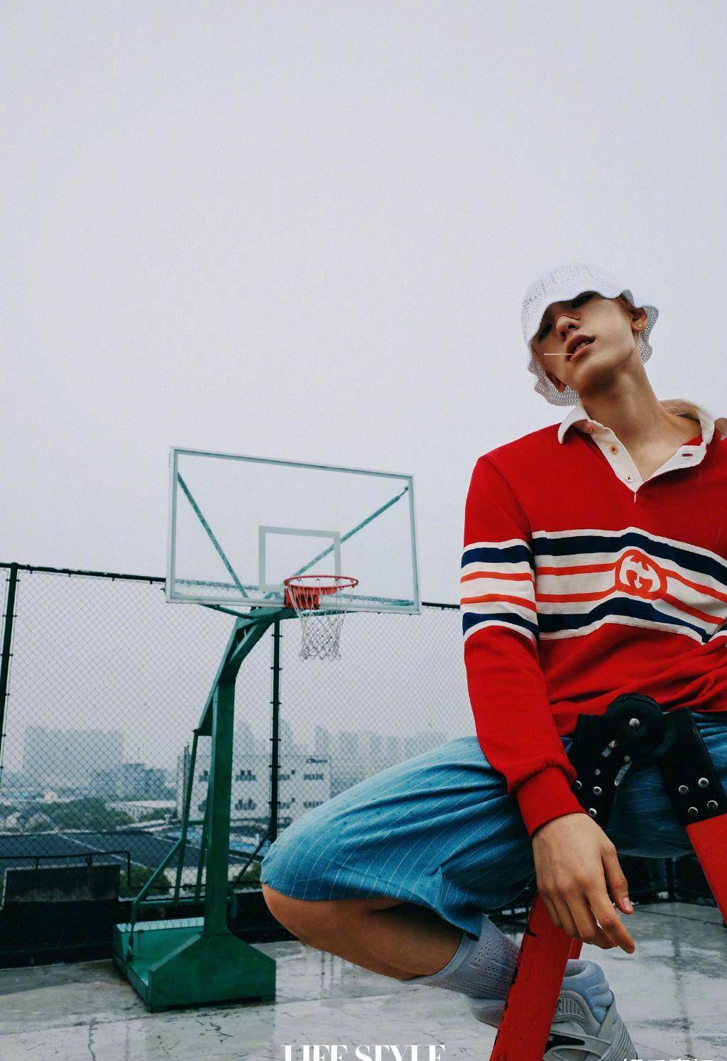 王子异《精品购物指南》生日刊,天台篮球场大片,少年荷尔蒙气息_线条