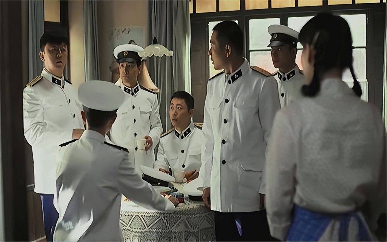 国民党特务男扮女装,与闺蜜白天姐妹晚上夫妻,最后却被亲妹举报