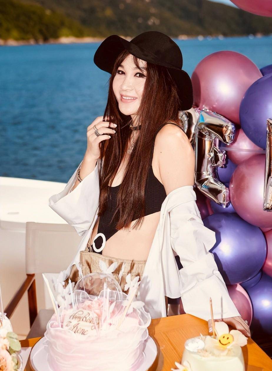 56岁冻龄女神温碧霞开游艇生日趴,身材似少女,把老公