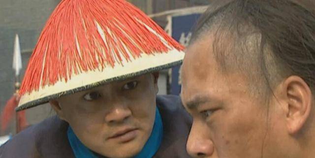 《雍正王朝》中康熙驾崩那晚为何派隆科多接八爷,派张五哥接四爷_佟国