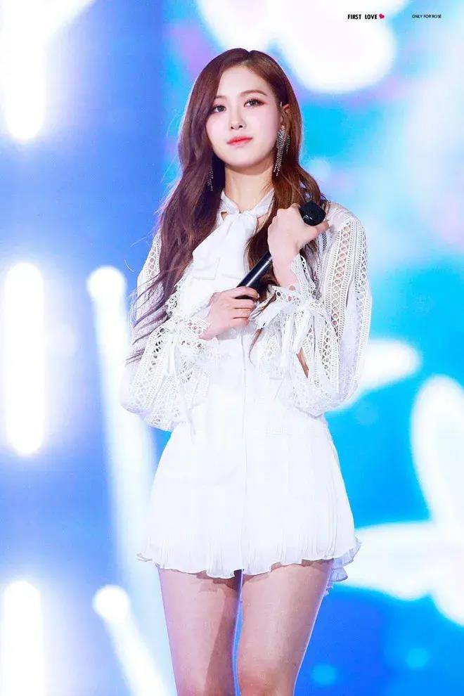 blackpink成员穿白色连衣裙的迷人瞬间_jisoo_身材_时尚