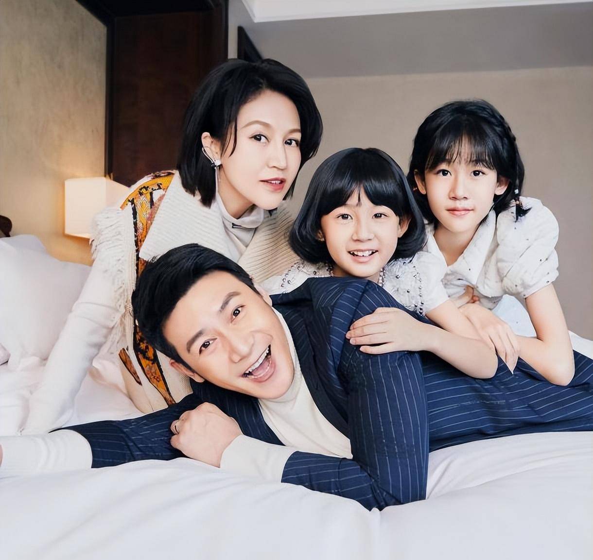 陆毅鲍蕾一家四口农场采摘,穿情侣装秀恩爱,两女儿身高优越抢镜_小