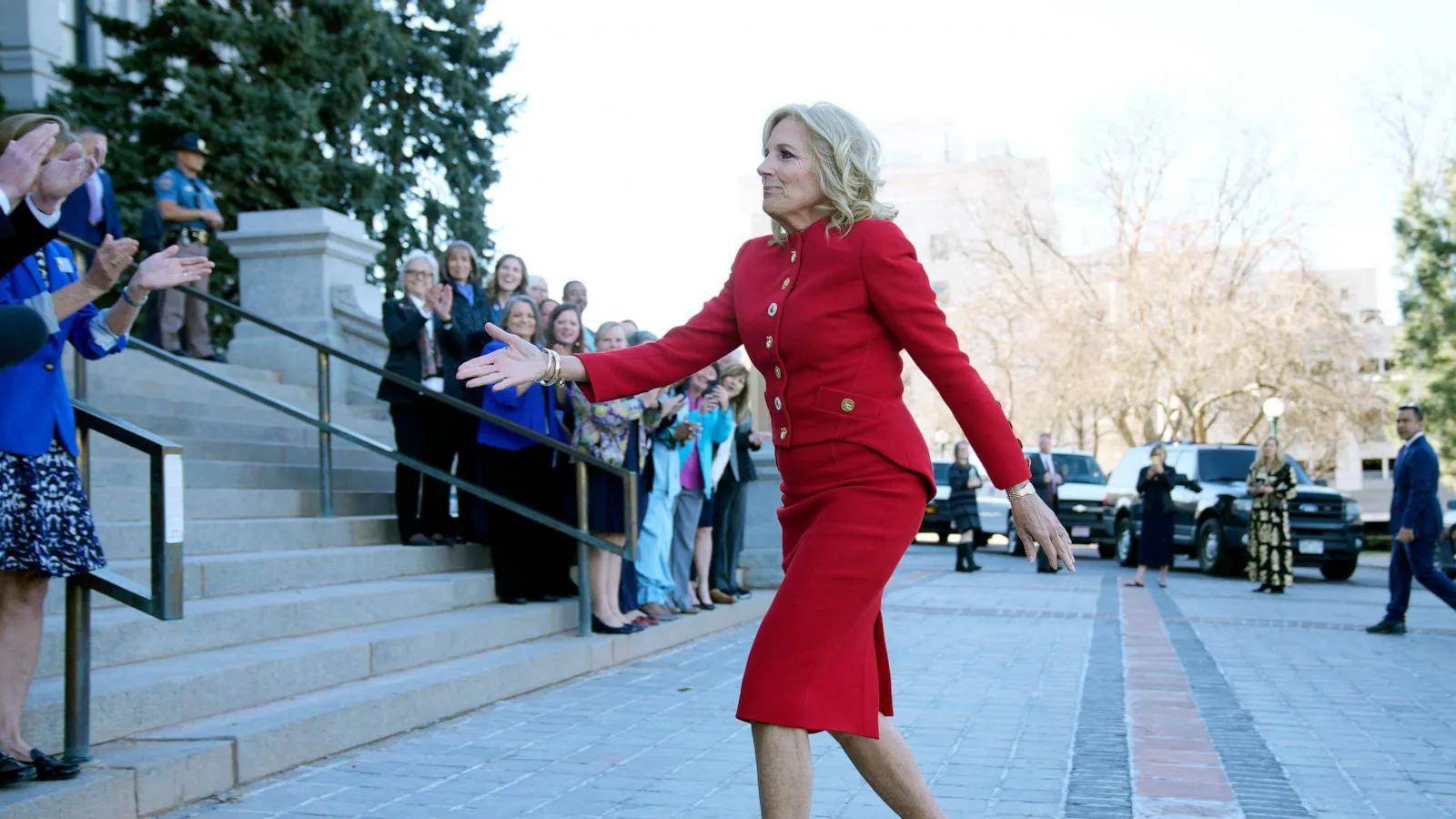 吉尔拜登现身丹佛,穿包臀裙,踩细高跟大秀身材,是真的不服老啊_时尚