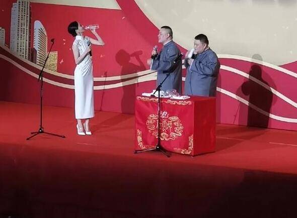 佟丽娅与岳云鹏同台说相声,高跟鞋上的透明胶带成亮点_鞋子_专场_时候