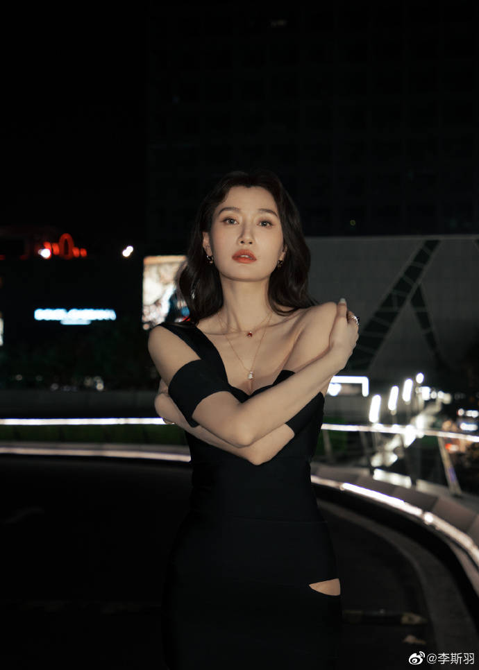 李斯羽穿黑裙大秀胸前白皙肌肤!雪肤玉貌性感撩人_吊带_连衣裙_长发