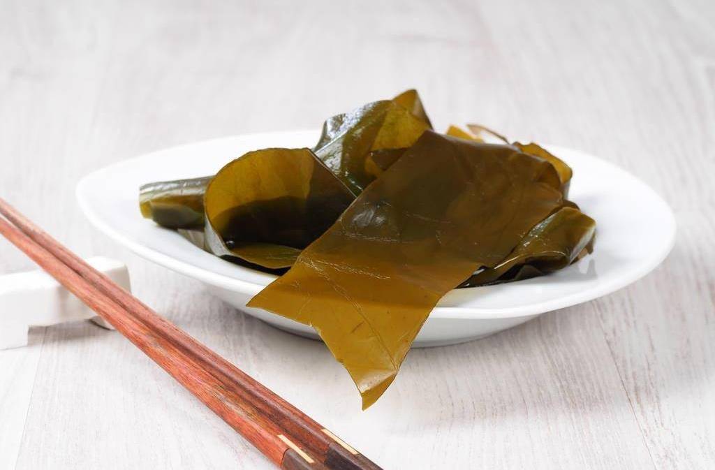 海带烧大虾,一荤一素,都是海货,鲜上加鲜,据说最早的味精就是海带中