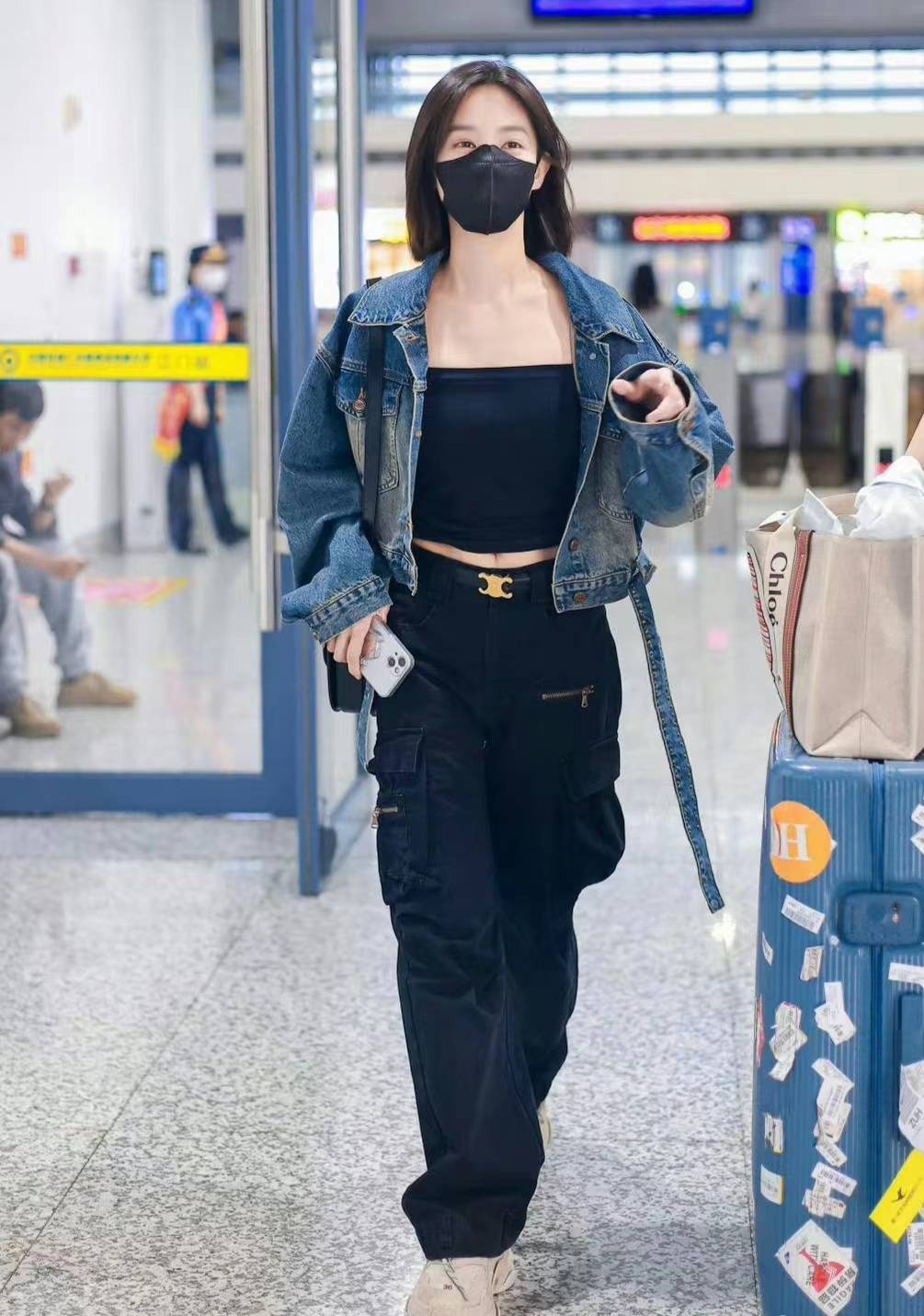李一桐穿牛仔外套配工装裤走机场,帅气时尚,街头范儿十足_组合_造型