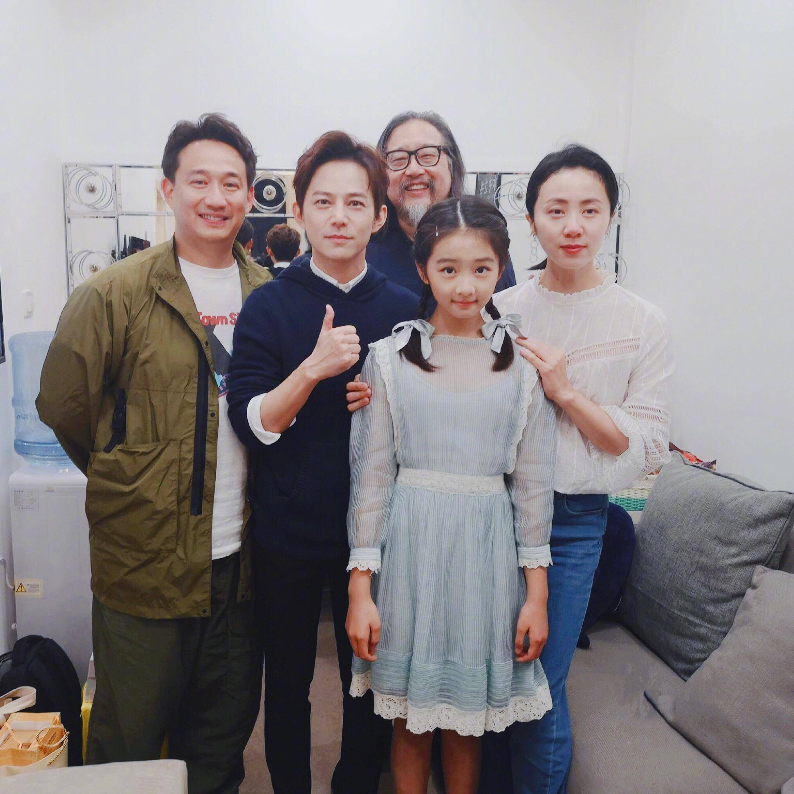 伊诺和姐姐妮娜多次被曝光舞台照,她们的表演极具感染力.