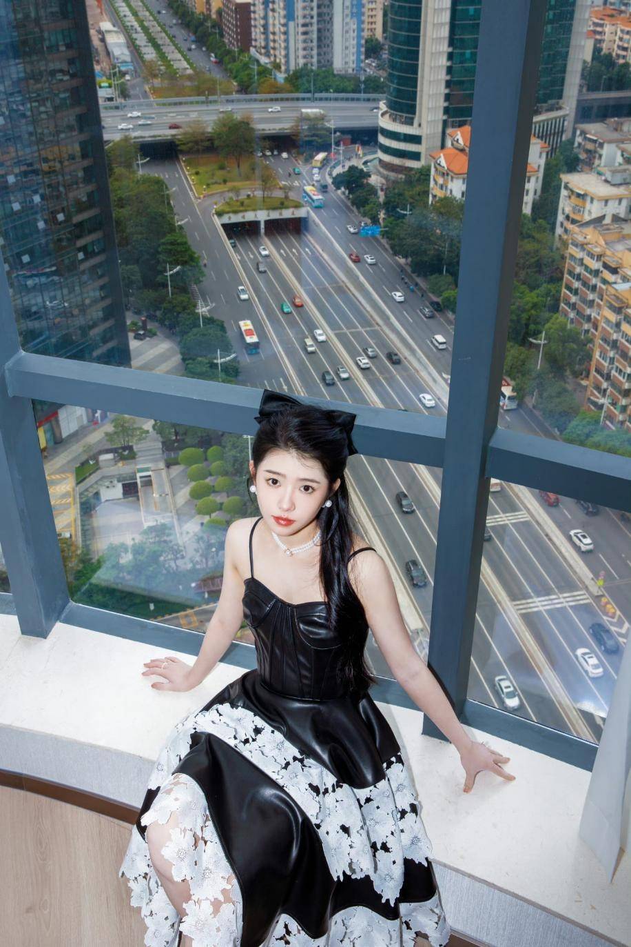 何蓝逗穿搭清新少女,气质清新动人_感觉_裙子_黑色