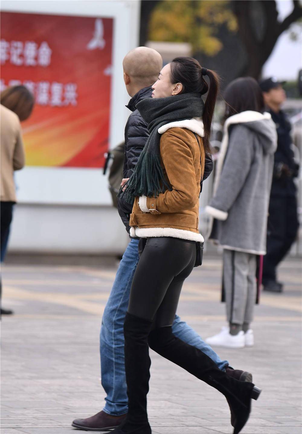 黑色紧身皮裤搭配过膝靴,羊羔绒的外套,保暖的冬季穿搭_感觉_美女_好