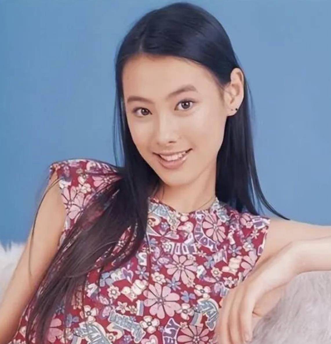 2014年,梁洛施主演张艾嘉执导的爱情电影《念念》,从而正式复出.