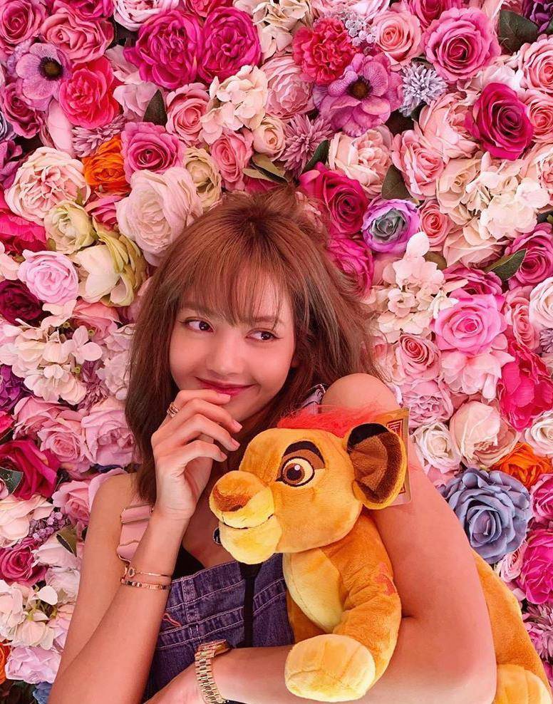 lisa和jennie,同穿一件拉链外套,美得不相上下!_休闲_时尚_气息