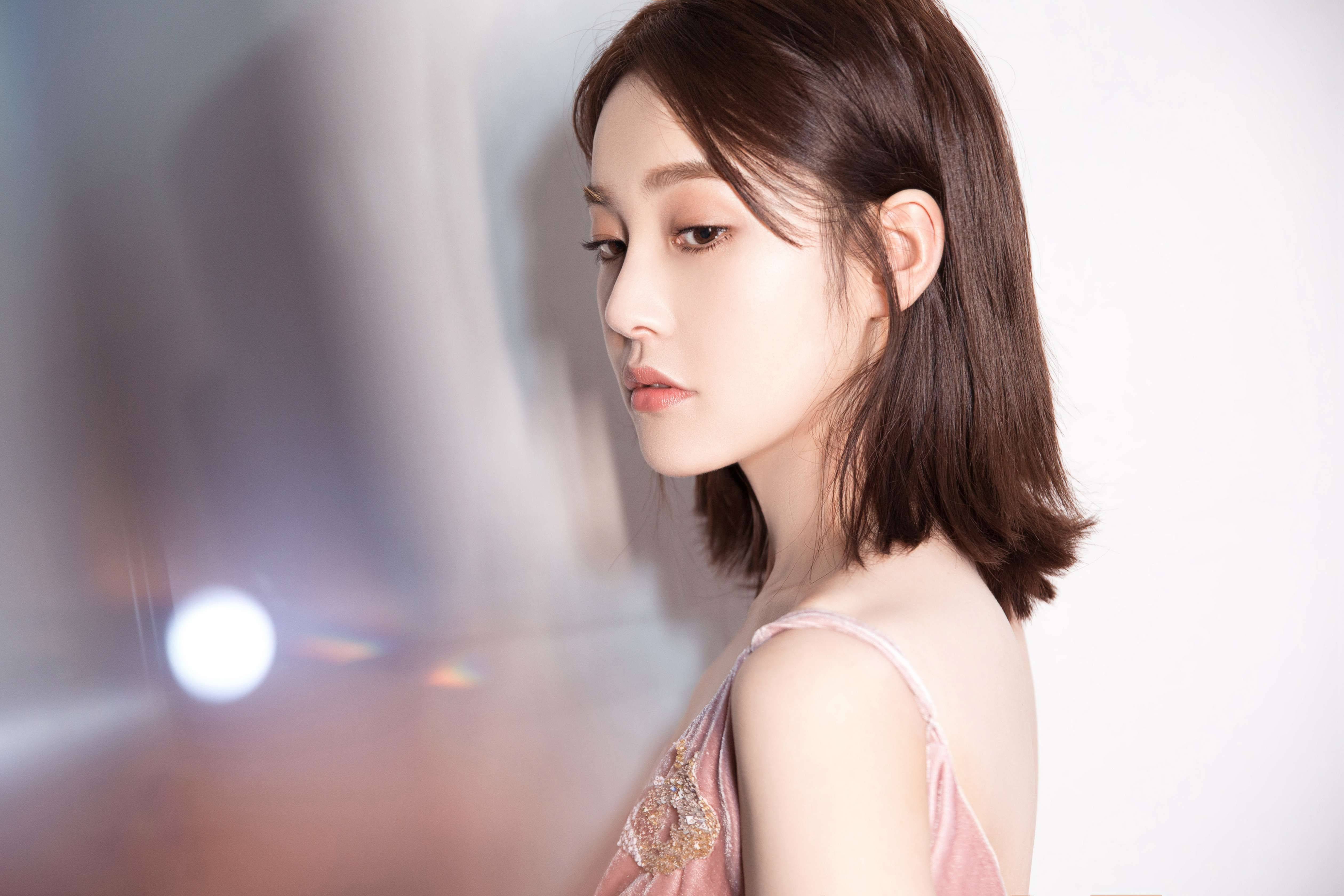 张佳宁在如懿传中饰演海兰,她的演技非常好,而且长相也很漂亮,是一个