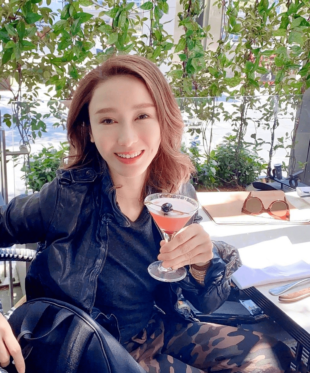 黎姿51岁依然漂亮,会保养还会穿,是优雅奶奶脸上衰老真实得很!