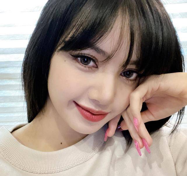 blackpink人间芭比lisa新造型,泡面头露肩裙复古,猫眼妆惊艳_莎莎