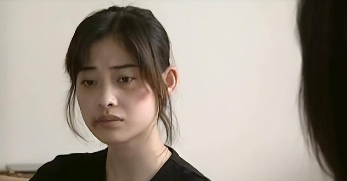 因此,在《不要和陌生人说话》中,悲惨与可怜更加凸显,反而加重了90后