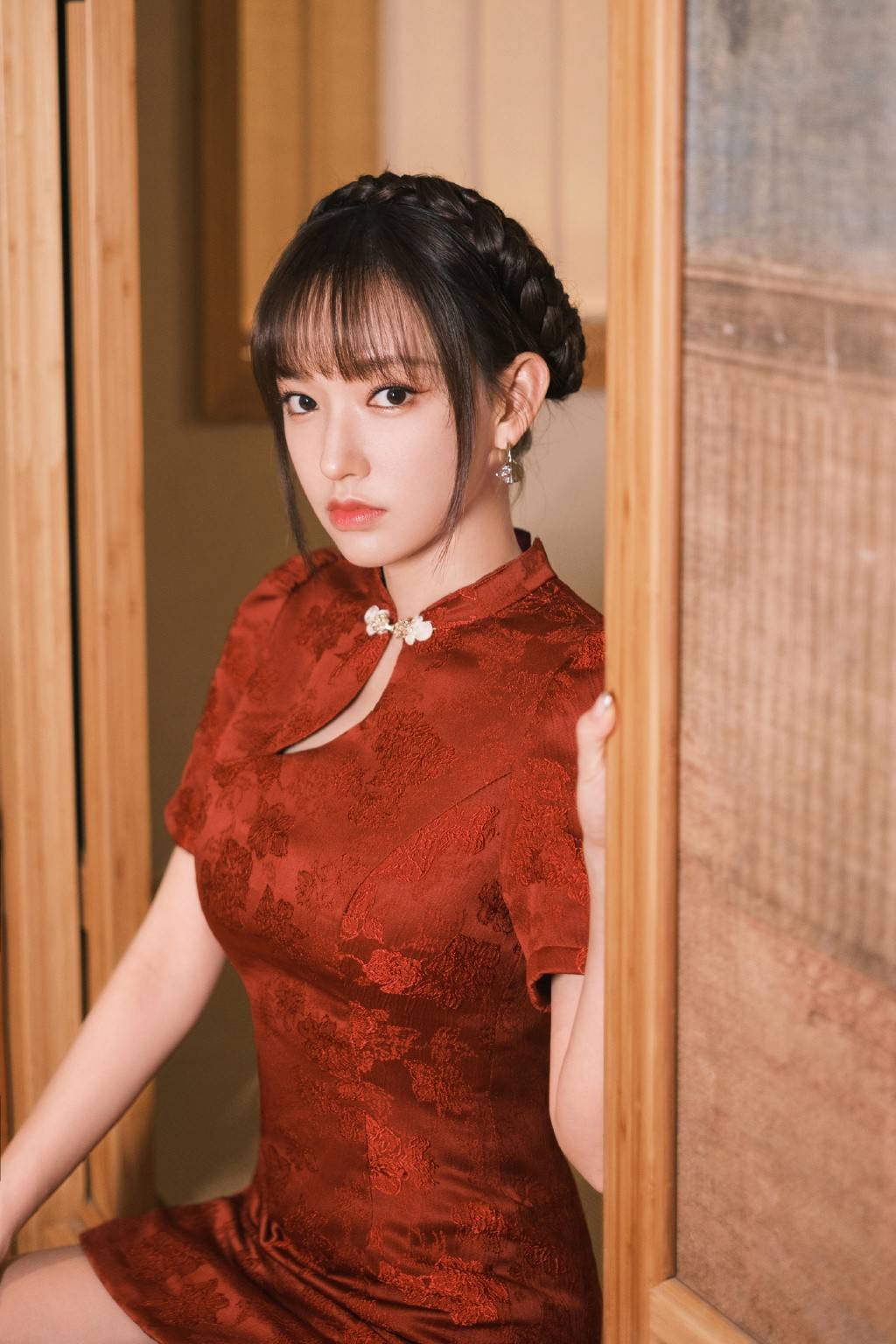 程潇红色旗袍造型太惊艳!