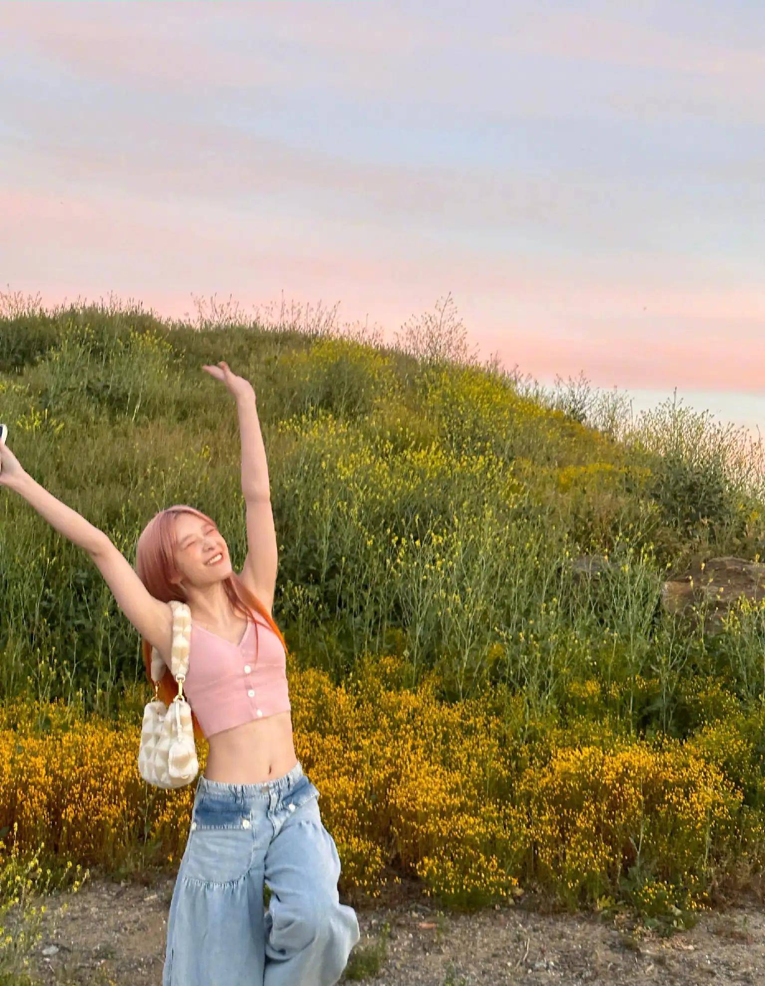 还记得星爷亲自挑选的假小子?今25岁一头粉发,露出肚脐太青春啦