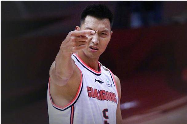 時代終結！廣東淘汰后，阿聯遲遲不離開球館，面臨退役抉擇！