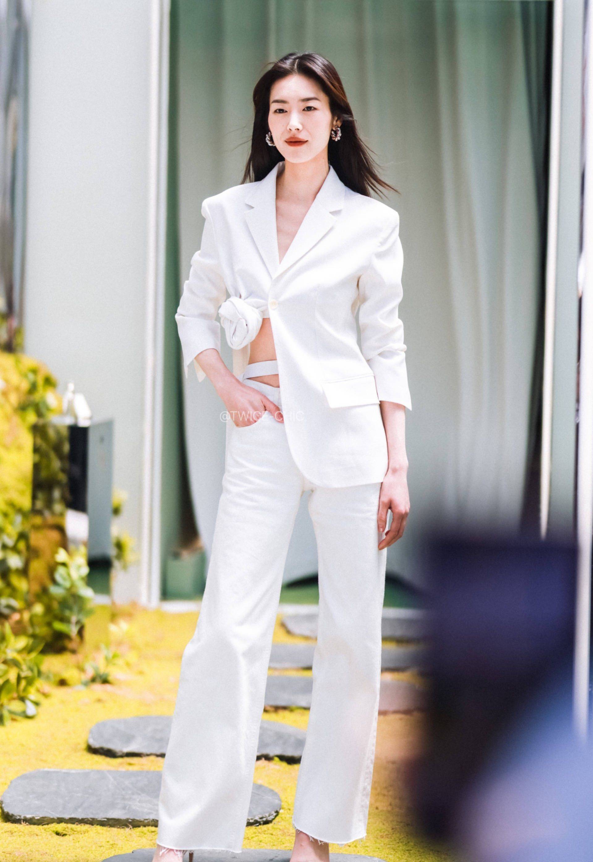 超模刘雯白色西装亮相活动,简约大气中性风格,展现高级感_气质_时尚