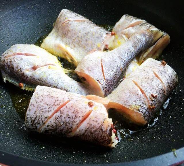 红烧白斑狗鱼,鱼肉鲜美,汤汁浓郁_花椒_豆瓣酱_马克西姆