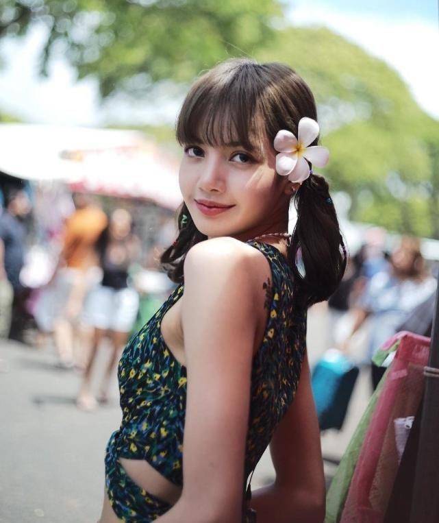 blackpink人间芭比lisa新造型,泡面头露肩裙复古,猫眼妆惊艳_莎莎