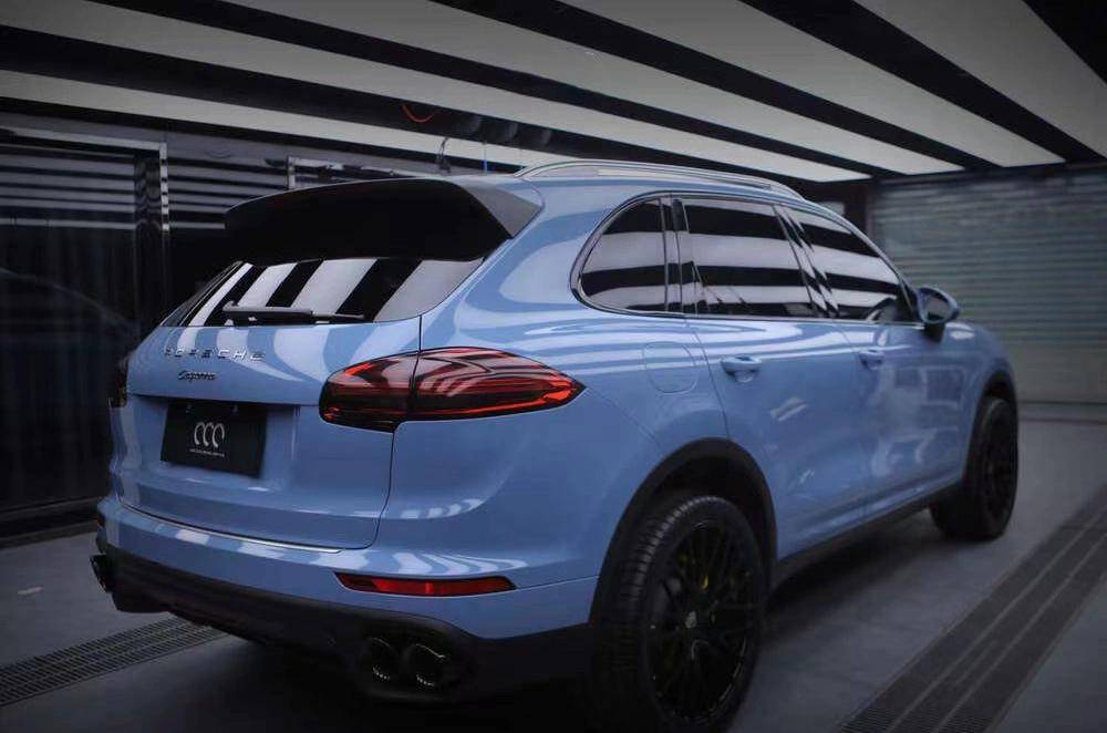 保时捷漫彩改色膜瓷器蓝,比纯蓝多了一丝灰度_搜狐汽车_搜狐网