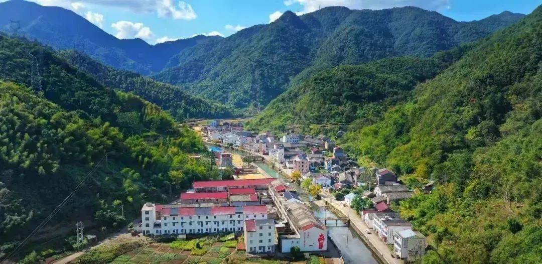 有生活 | 四面环山风景独特的亭旁镇芹溪村_村庄_三门县_红色