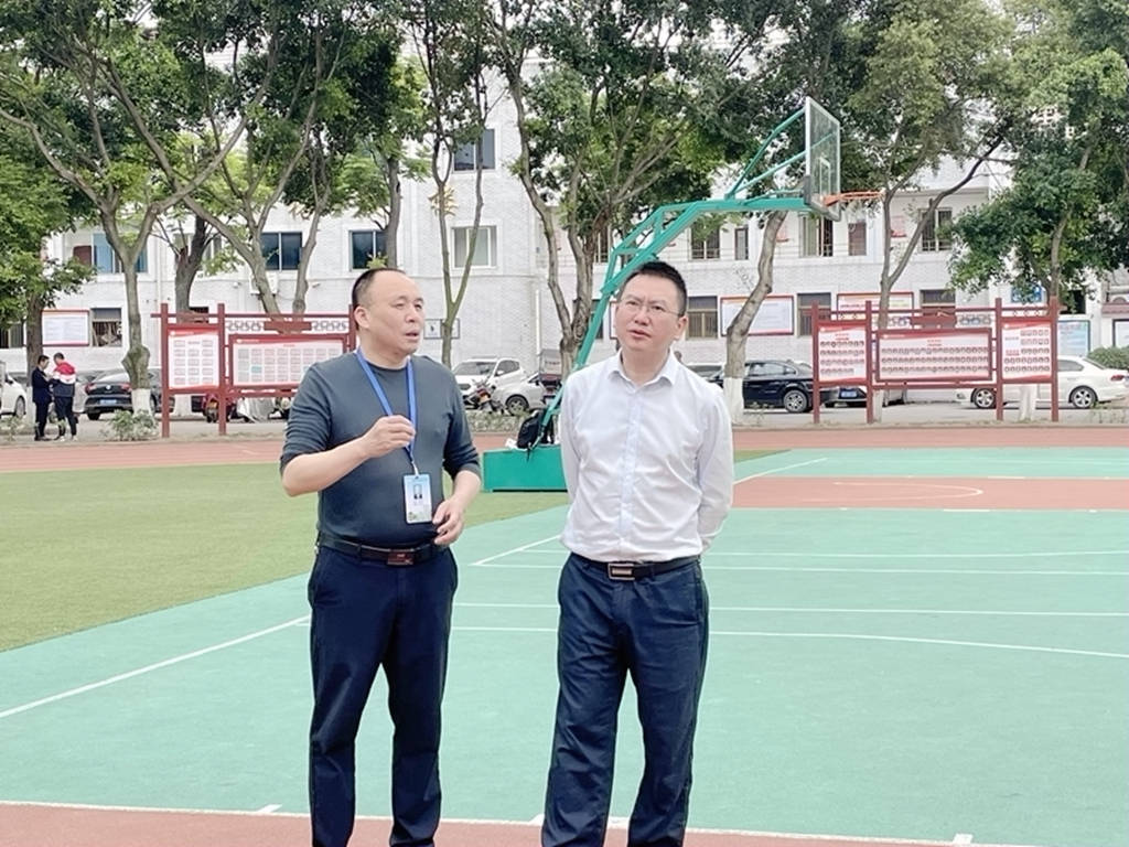泸县教育和体育局局长王学良到泸县六中检查安全工作并作办学调研