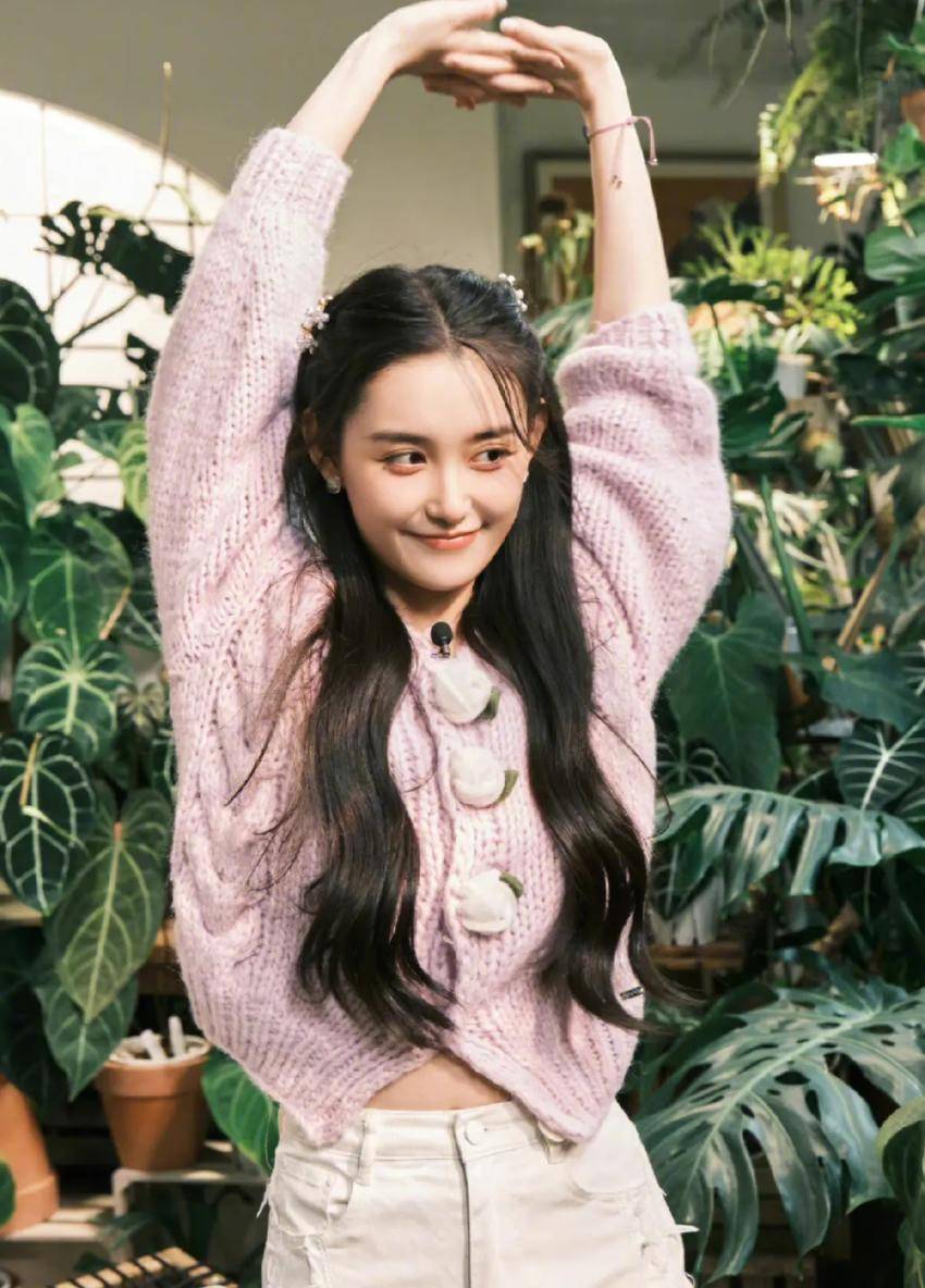 浓颜系小蒋依依,1/4的德国混血颜,英气又明艳有女主相,她小时候演郭芙