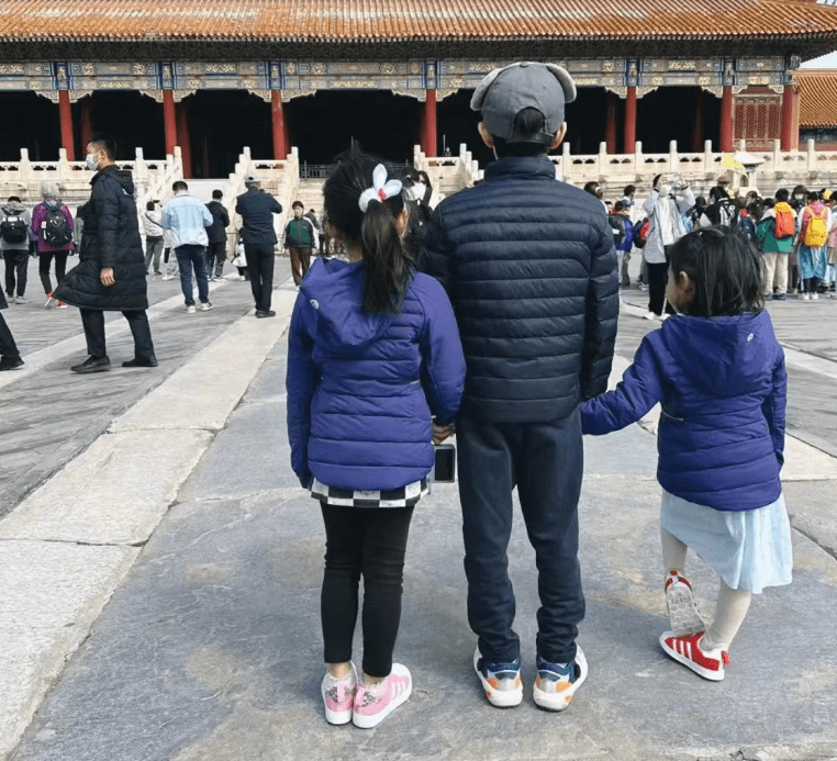 郭晶晶帶娃乘火車出遊,兄妹仨爬華山不嬌氣,兩個女兒穿漢服美翻_照片