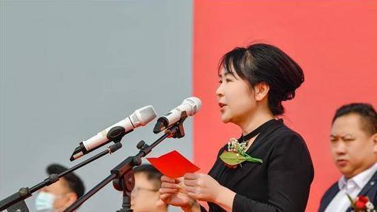 甚至当时县委常委,宣传部部长张淑秋还到了现场致辞,毕竟是以影视化的