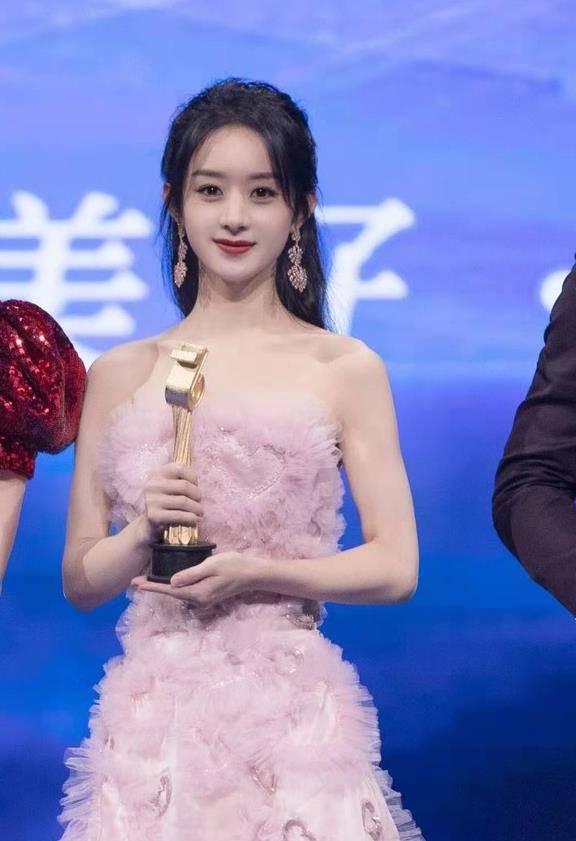 赵丽颖稳坐迪奥形象大使宝座!穿白裙显身材,气质高贵不土气.