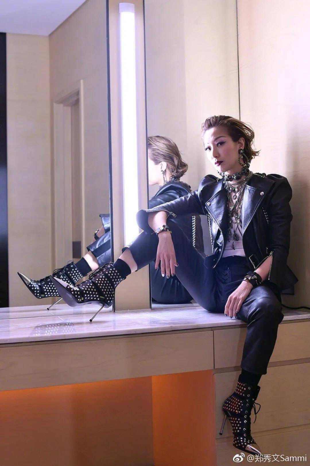 越老越时髦的典型,还要看50岁的郑秀文,造型百变不愧为时尚天后_图案