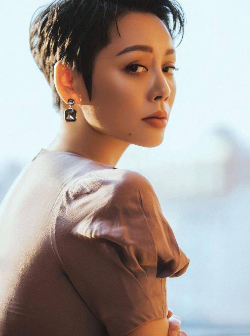 宁静的地位有多高?迟到的郑希怡郁可唯吓得连忙道歉!