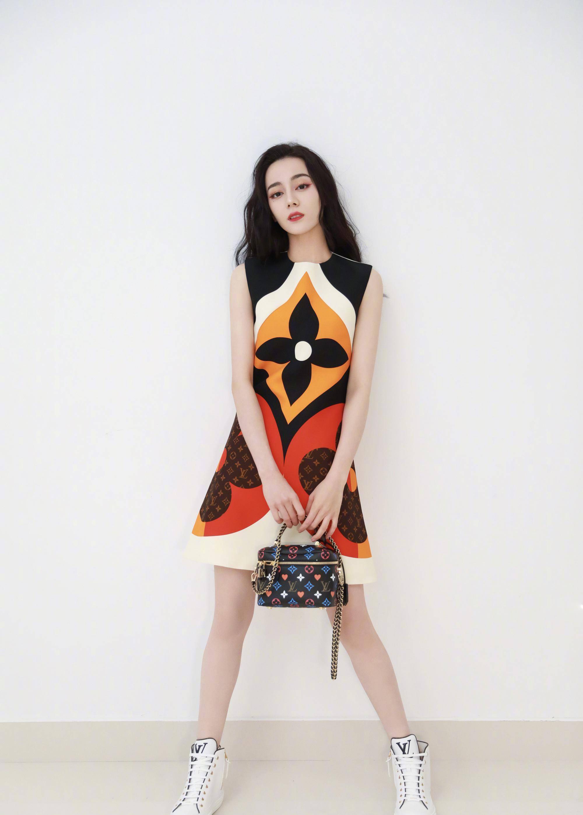 以往迪丽热巴的穿搭风格也非常显眼,来看一下这一套a字裙和运动鞋的