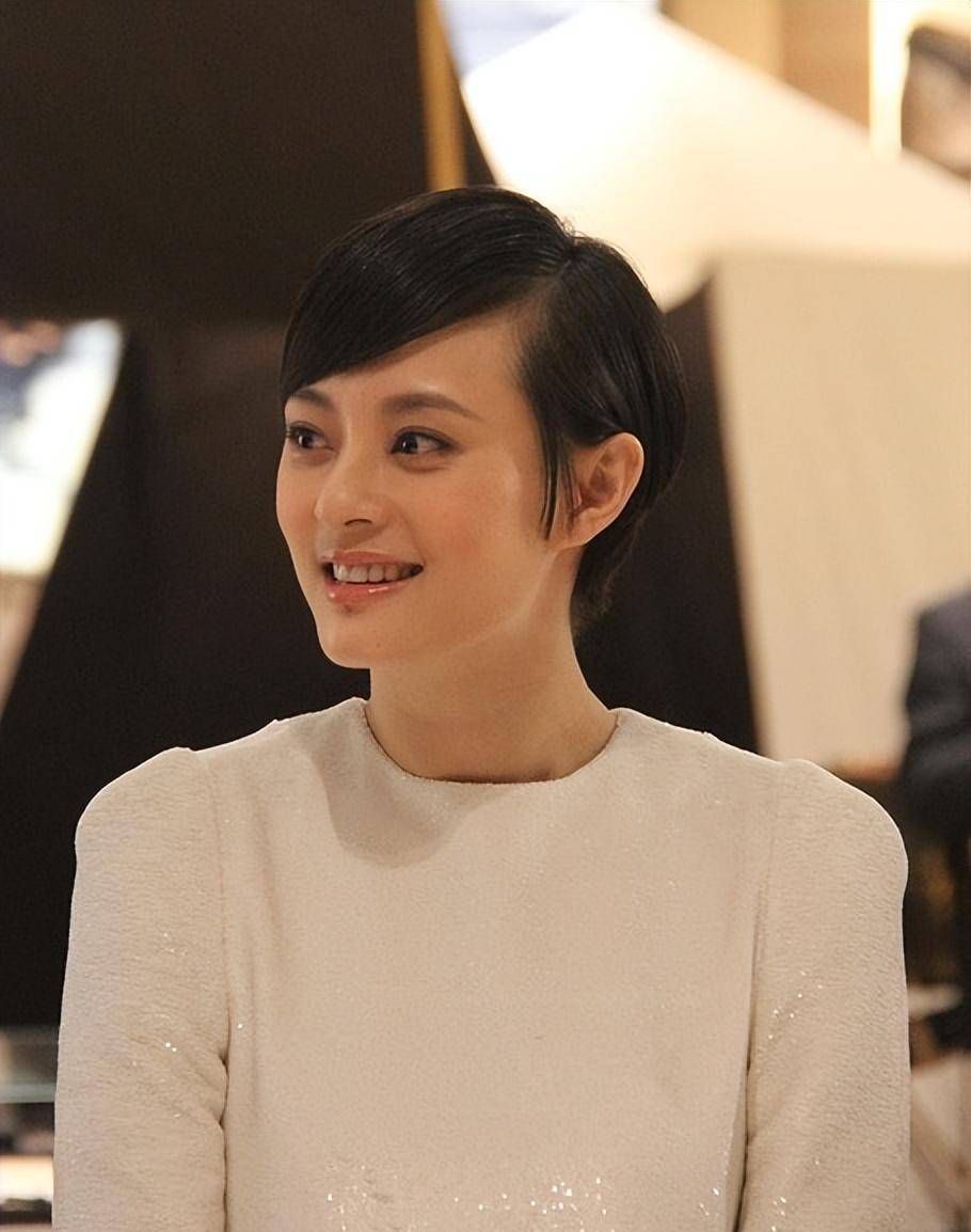 他说话的时候眼睛明显是凸出来的,网友留言怀疑自己